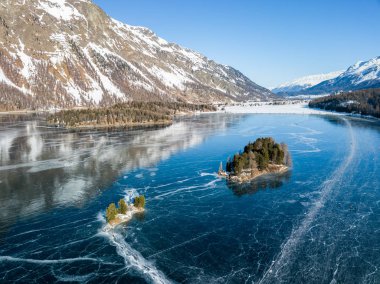 İsviçre 'nin St. Moritz kentindeki Silsersee gölündeki Chaviolas adalarının hava görüntüleri.