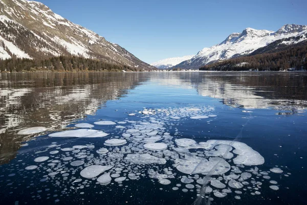 Eingeschlossene Methanblasen Unter Dem Gefrorenen See Mit Landschaft Als Hintergrund — Stockfoto