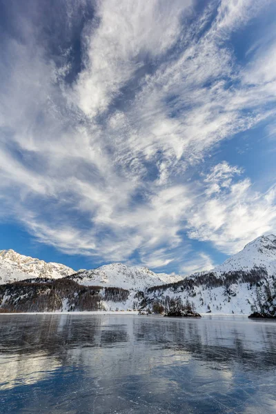 Δραματικά Σύννεφα Πάνω Από Την Παγωμένη Λίμνη Αντανάκλαση Στη Λαμπερή — Φωτογραφία Αρχείου