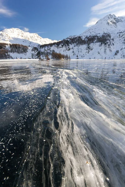 氷結した湖の表面に再び水中と凍結で満たされた大きな氷の亀裂 — ストック写真