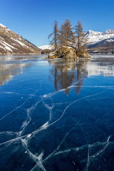 Lago Congelado Con Grietas Hielo Superficie Con Islote Fondo Día —  Fotos de Stock