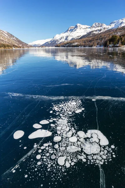 Bolle Metano Intrappolati Sotto Lago Ghiacciato Con Paesaggio Come Sfondo — Foto Stock