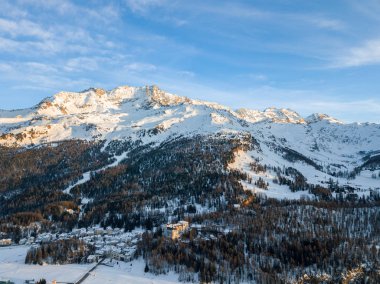 İsviçre 'nin Alpler köyü Sils Maria veya Segl Maria' nın öğleden sonra güneşinde Piz Corvatsch ile çekilmiş görüntüsü. St. Moritz bölgesinde ünlü bir yaratılış merkezidir.
