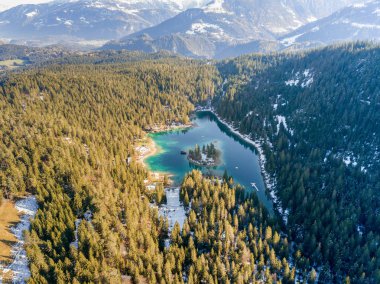 Caumasee Gölü 'nün sonbaharın sonlarında ve kış başında vadiye bakan görüntüsü.