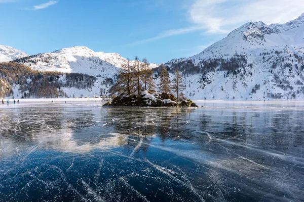 Isolotto Sul Lago Ghiacciato Silsersee Con Persone Che Pattinano Sullo — Foto Stock