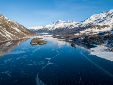 İsviçre 'nin St. Moritz kentindeki Silsersee gölündeki Chaviolas ve Chaste adalarının hava görüntüleri.