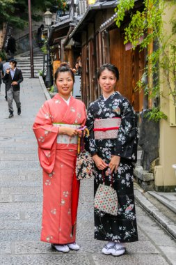 Nara, Japonya - 26 Ekim 2009: Nara sokaklarında geyşa gibi giyinmiş Japon genç kadınlar turistik yerleri daha çekici kılmak ve daha geleneksel karakterler eklemek için.