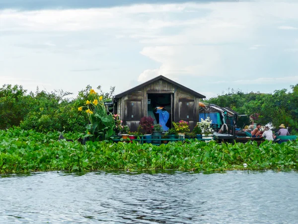 2008年10月24日カンボジア トンレサップ湖 英語版 交通手段として船が横にあるトンレサップ湖 英語版 にある伝統的な漁家 カンボジア — ストック写真