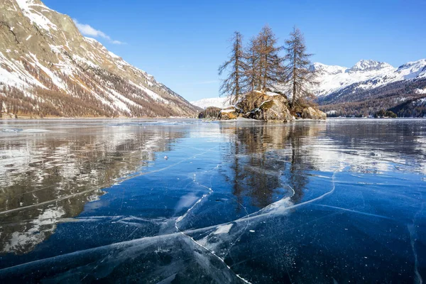 Lago Congelado Con Grietas Hielo Superficie Con Islote Fondo Día —  Fotos de Stock