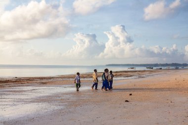 Zanzibar, Tansania - 26 Eylül. 2012: Çocuklar sabahları plaj boyunca okula gidiyorlar