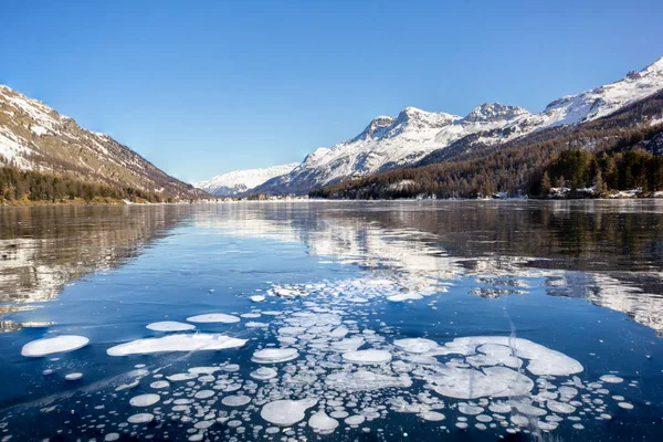 Bolle Metano Intrappolati Sotto Lago Ghiacciato Con Paesaggio Come Sfondo — Foto Stock