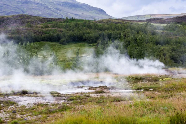 Земля Туманом Виходить Термального Джерела Ісландію — стокове фото