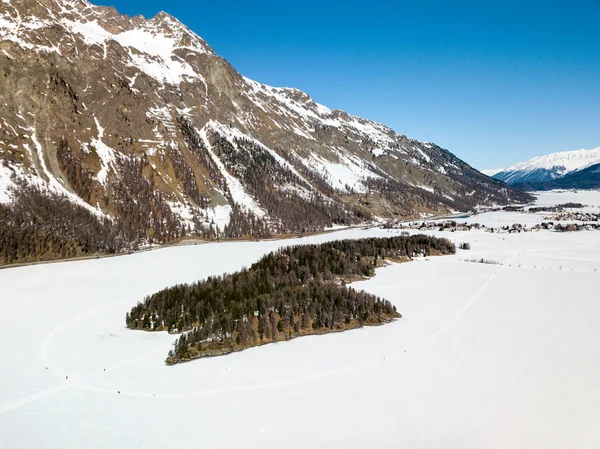 Luchtfoto Van Het Chaste Eilandje Het Bevroren Meer Met Besneeuwde — Stockfoto