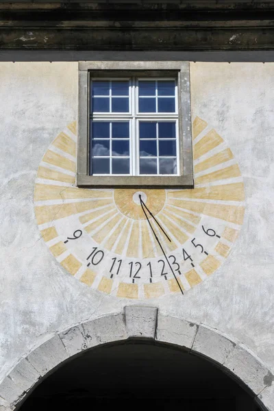 Antiguo Reloj Sol Pared Piedra Sobre Puerta Del Arco — Foto de Stock