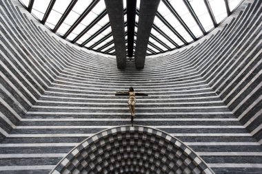 Mogno, İsviçre - 1 Haziran 2018: Ünlü mimar Mario Botta 'nın San Giovanni Battista Kilisesi, 1180 metrede ii Maggia Vadisi' ni (Val Lavizzara) inşa etti..