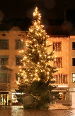 Sokaktaki Noel Ağacı (manuel olarak tripoda odaklan)