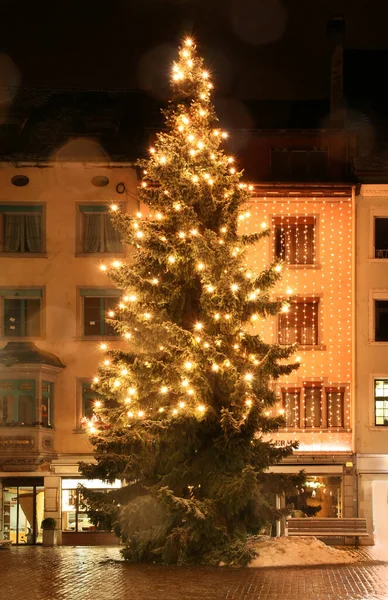 Weihnachtsbaum Auf Der Straße Manuelle Fokussierung Auf Stativ — Stockfoto