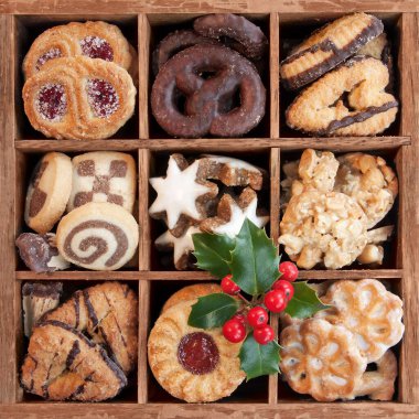 Tahta kutuda çeşitli Noel kurabiyeleri ve çoban püskülü.