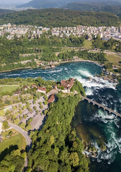莱茵河瀑布无人驾驶飞机与瑞士Schloss Laufen城堡的空中摄影 莱茵河瀑布是欧洲最大的瀑布 — 图库照片