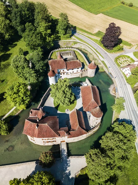 モーテッドハリル城 12世紀後半に設立された カントン オーガウにある スイスで最も重要な原城の一つです — ストック写真