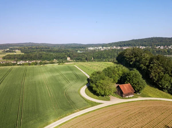 Luftbild Einer Alten Holzscheune Auf Dem Weizenfeld Einem Sommertag — Stockfoto