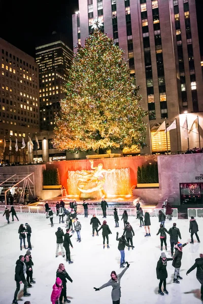 Holiday Skating by the Tree — Stock Photo, Image