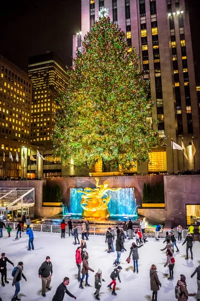 Patinadores de vacaciones alrededor de Tree — Foto de Stock