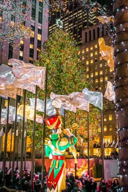 Oyuncak asker ve ağaç