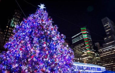 Bryant Park ağaç ve gökdelenler
