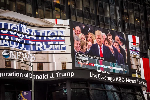 トランプの就任式大画面 — ストック写真