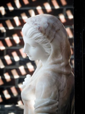 Güneş ışığı heykel üzerinde