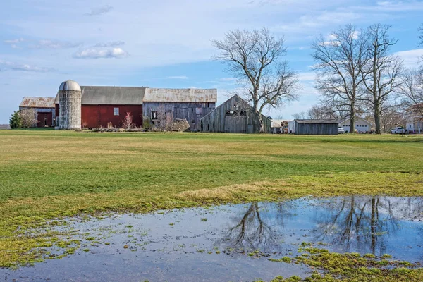 Landelijke reflecties boerderij scène — Stockfoto