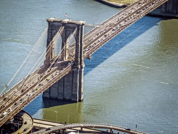 Brooklyn Bridge över East River — Stockfoto