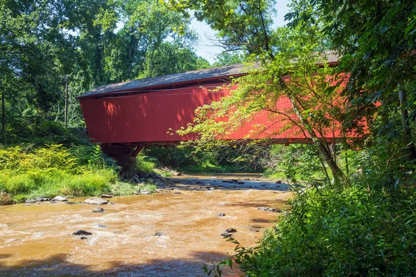Крытый мост и ручей — стоковое фото