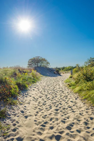 Caminho da luz solar na praia — Fotografia de Stock