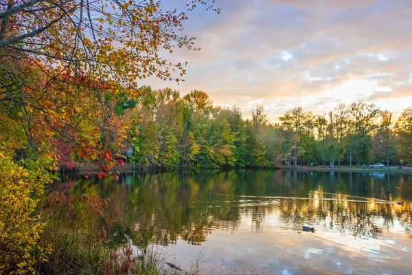 Soumrak na podzim jezero — Stock fotografie