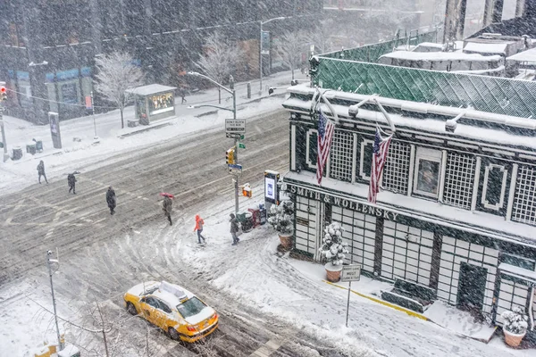 Intersección de la ciudad nevada — Foto de Stock
