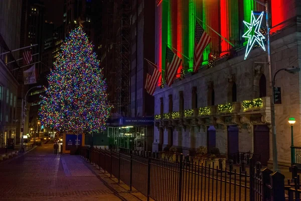 Wall St Árbol de Navidad y luces — Foto de Stock