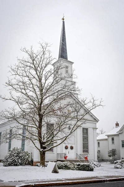 Vieille église blanche dans la neige — Photo