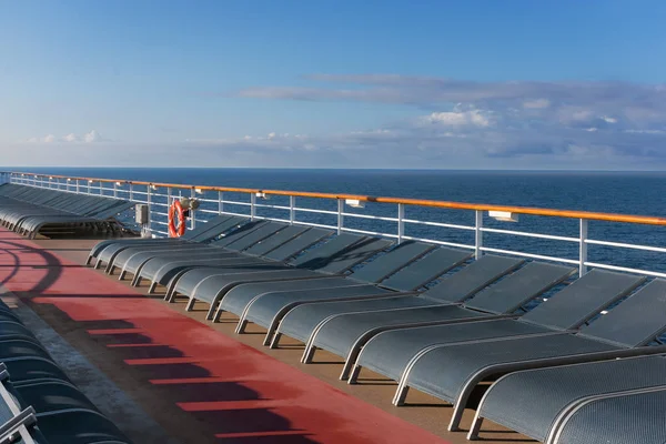 Liegestühle auf Kreuzfahrtschiff — Stockfoto