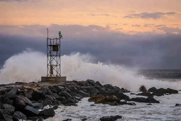 Stormachtige zeeën bij zonsondergang — Stockfoto