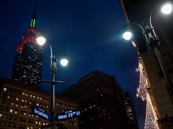 Luzes de férias na Broadway — Fotografia de Stock