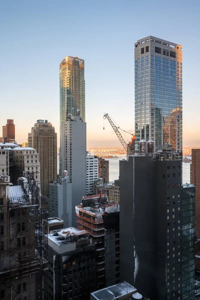 Nieuwe wolkenkrabbers omhoog — Stockfoto