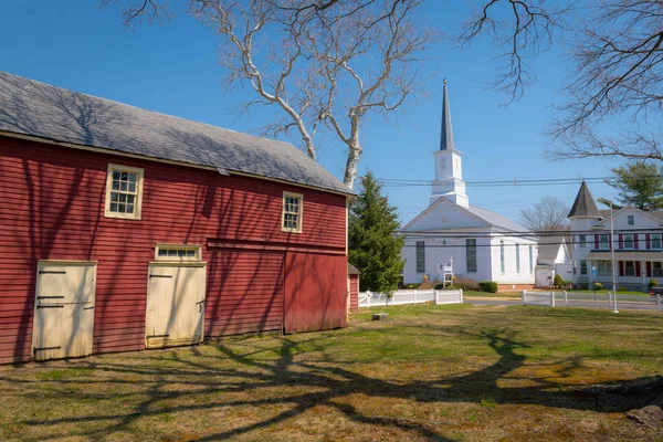 Stará stodola a kostel — Stock fotografie
