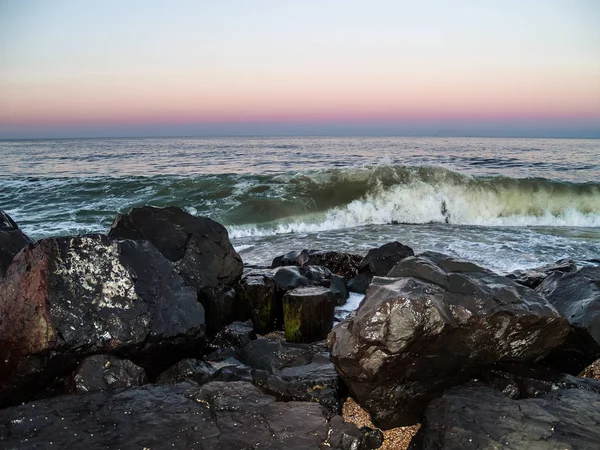 日落时的岩石和冲浪 — 图库照片