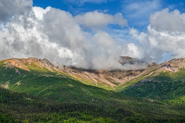 낮은 구름 과산 꼭대기 — 스톡 사진