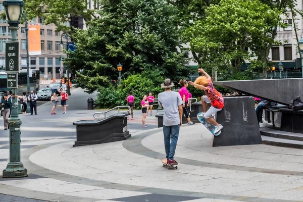 Deskorolkarz Foley Square — Zdjęcie stockowe