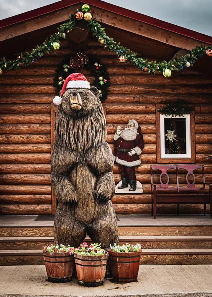 Carved Wooden Christmas Bear Log Cabin Alaska — Stock Photo, Image