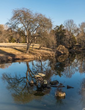 Somerset County New Jersey 'deki bu gölete manzarayı yansıtan sakin bir manzara..