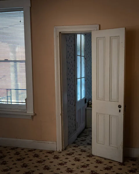 Drzwi Wewnętrzne Zabytkowym Dywanem Starym Domu — Zdjęcie stockowe